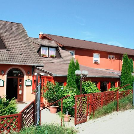 Vasmacska Panzio Hotel Komárom Exterior foto