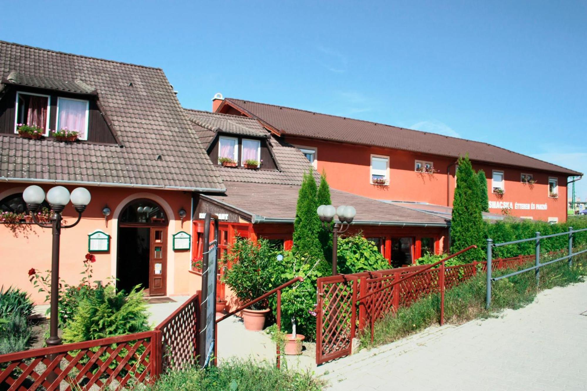 Vasmacska Panzio Hotel Komárom Exterior foto